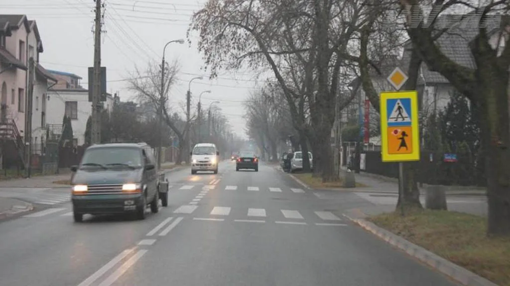 Zdjęcie do pytania: W jaki sposób oświetlają drogę przed samochodem osobowym świ...