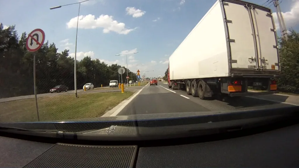 Zdjęcie do pytania: Czy widoczny znak zakazu obowiązuje tylko do najbliższego sk...